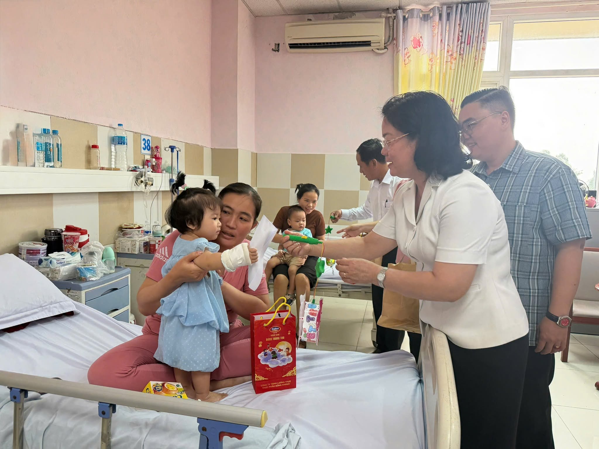 Đoàn lãnh đạo phường Bến Cát thăm, tặng quà Trung thu cho bệnh nhi tại Bệnh viện Đa khoa Mỹ Phước